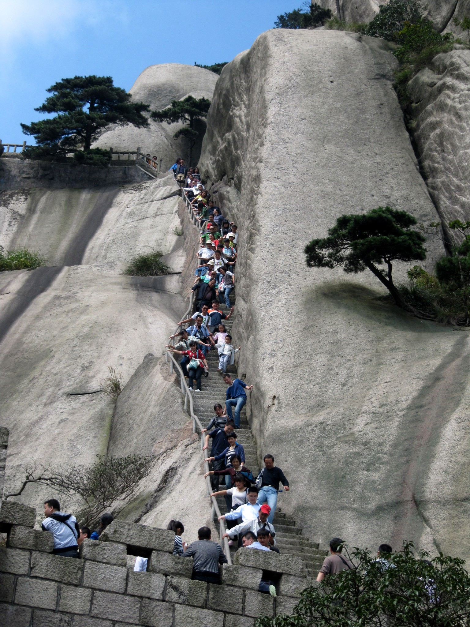 天柱山旅游攻略 奇峰奇云,秀木秀气,天柱山二日游      百步云梯的人