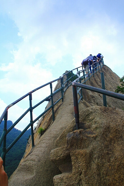 开始登山,路比想象要崎岖险要 许多人登上老牛背就开始下山了,我们