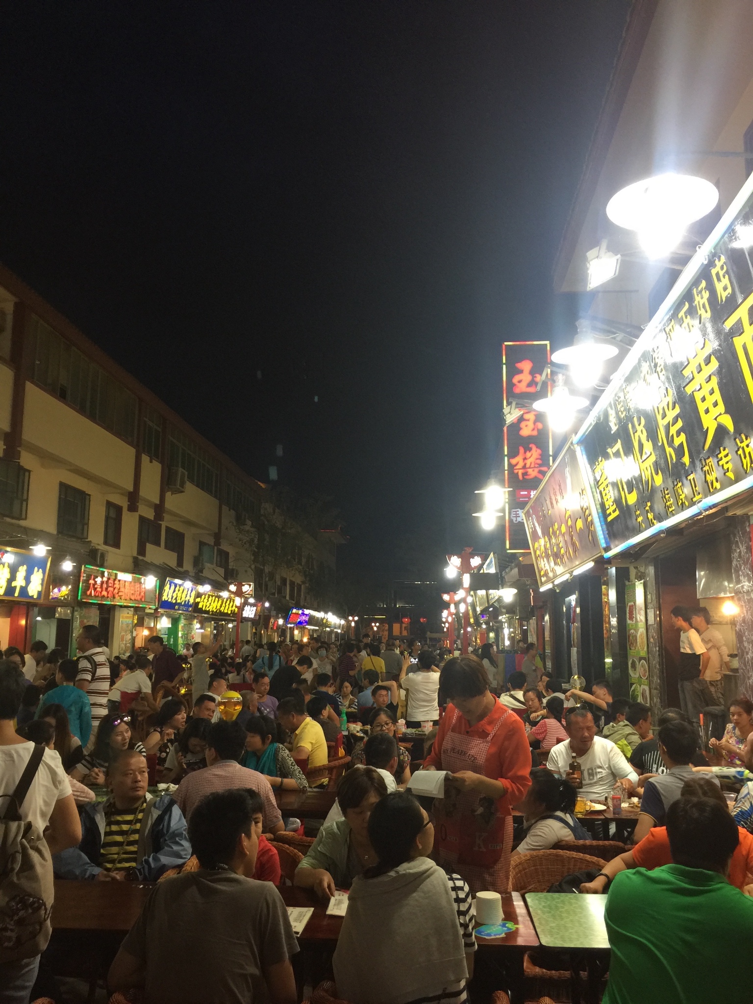 夜市步行街后面一条吃饭的街道,基本上都满桌的.