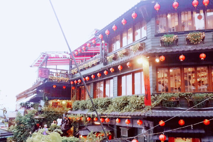 是老板自己用木头搭造的房子,前面是咖啡店,后面是青旅 九份老街的游