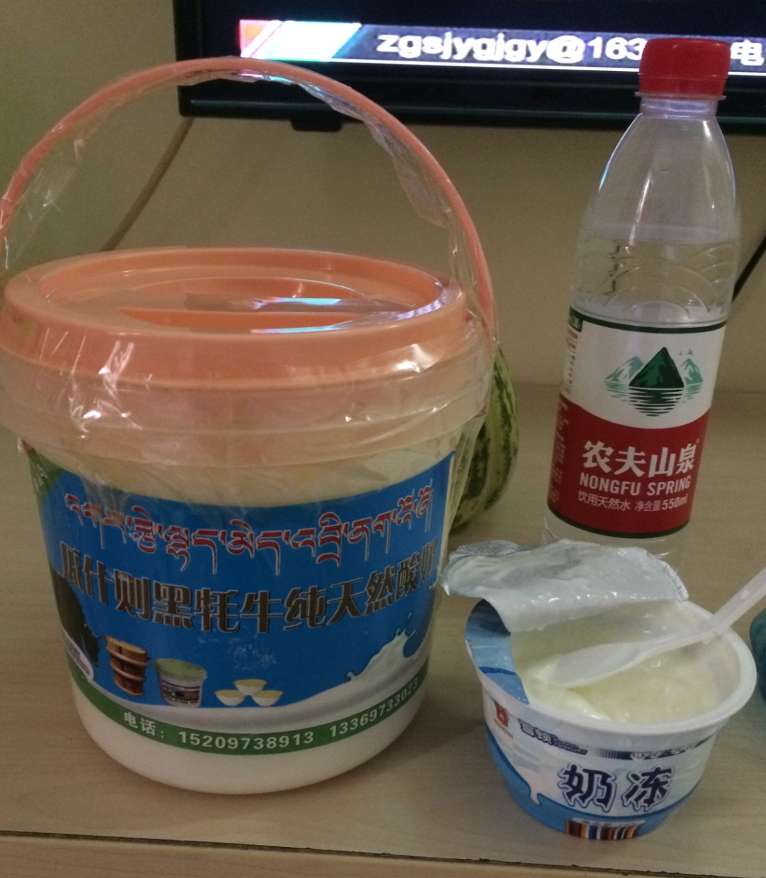 带我们玩的余师傅给爱吃酸奶的本宝宝直接来了一桶,让你抱着吃个够—