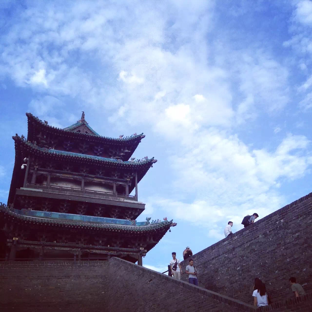 古城内道路两旁均为小商铺,当然大多以当地特色为主啦,特色饮食碗托