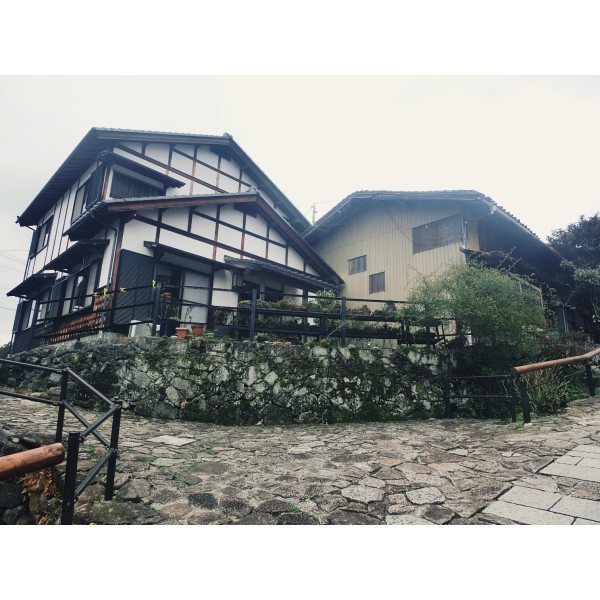 平和公园】平和公园范围敞大,占地万坪,典型的日式庭园建筑、巨型喷水湖泊及小型动物园,广植各种树木及花卉,彷如人间美境。这里也是远观富士山的最佳地点,天气晴朗时,富士山的壮丽景色更可一览无遗。至于园内最为著名的莫过于一座来自印度的舍利子塔,白色的塔身,下面放有金色的佛像,笔直地屹立在平和公园的大广场上。 编辑 附上一张我和妈妈在游乐园门口的照片~ 此刻的天空真的超美的~ 【富士急乐园】这里拥有世界最大落差79M、总长2045M的过山车FUJIYAMA ,1997年富士急游乐园的过山车以4项世界最高记