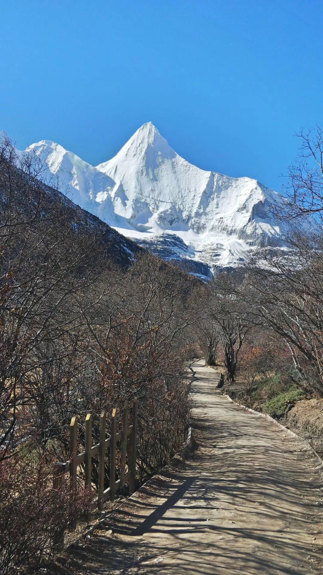 稻城亞丁的天氣現在到國慶節都是雨,影響玩嗎?