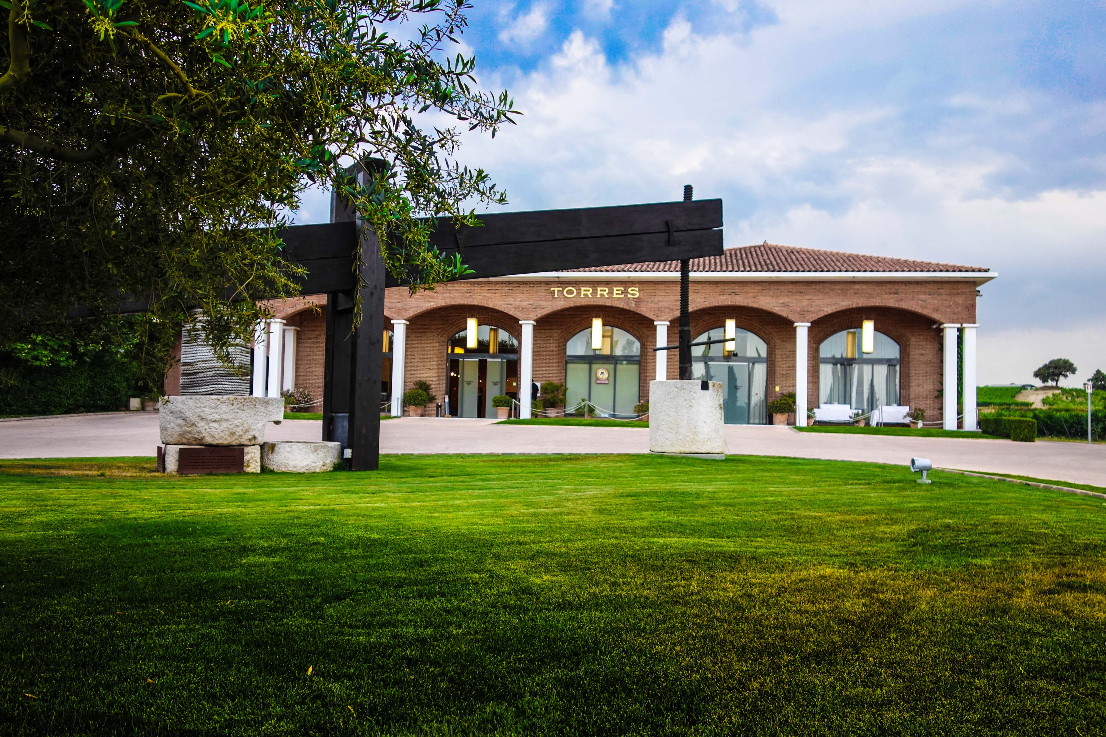 中文导游两人即成团 巴塞罗那锡切斯小镇 桃乐丝酒庄一日游(中文导游