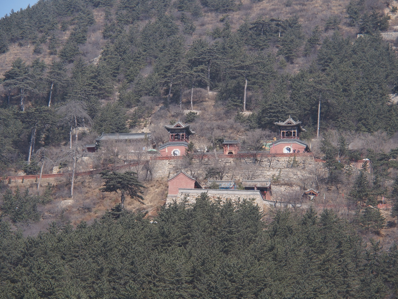 北倚凌云阁,斗姆阁,南踏山神庙,疮神祠,东有纯阳宫,太乙庙,形成了一组