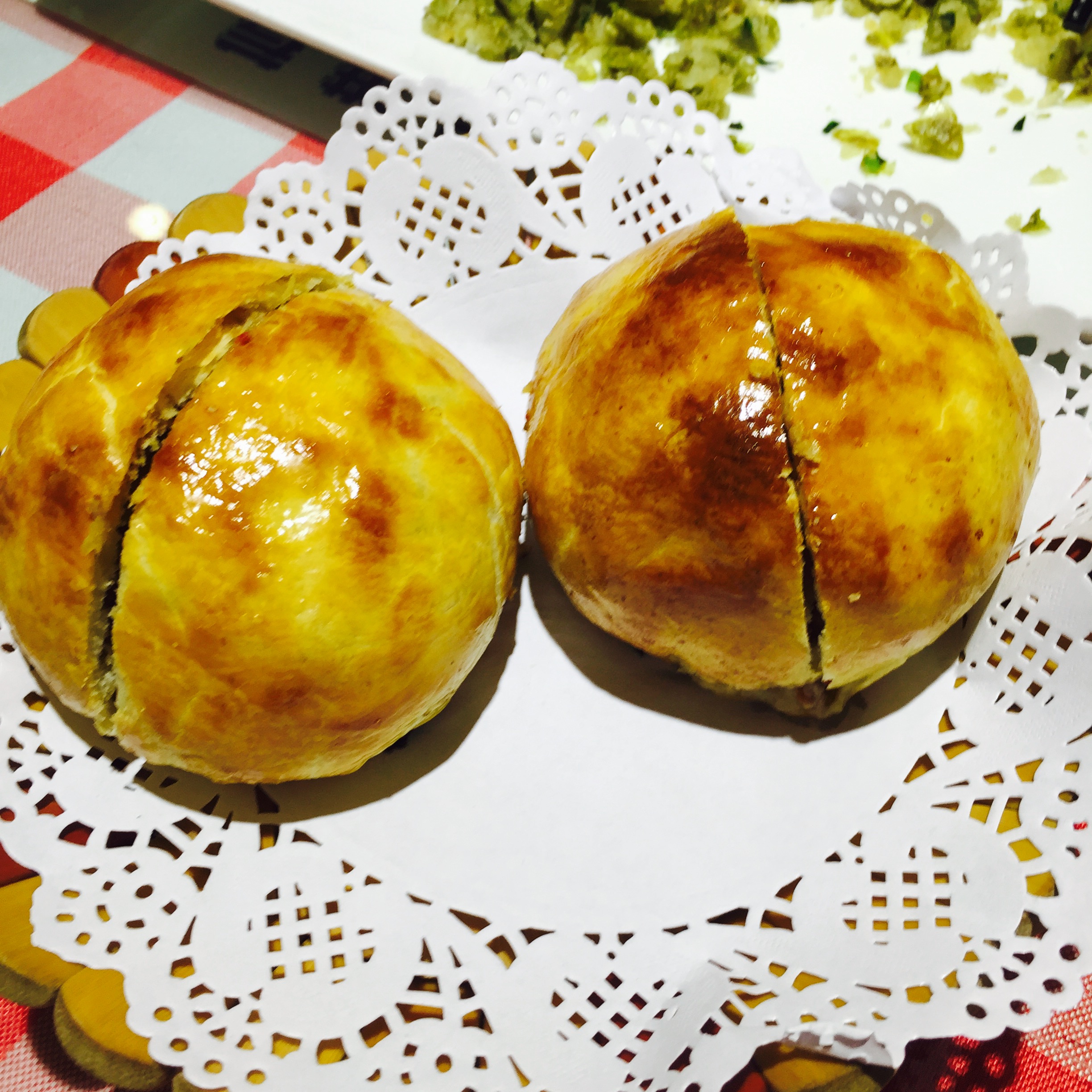 必须是烤包子!脆脆的酥皮,满满的内馅,一口一口都是满足感!