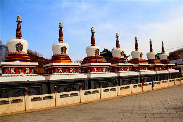 塔尔寺经济总量和游客接待量_塔尔寺图片