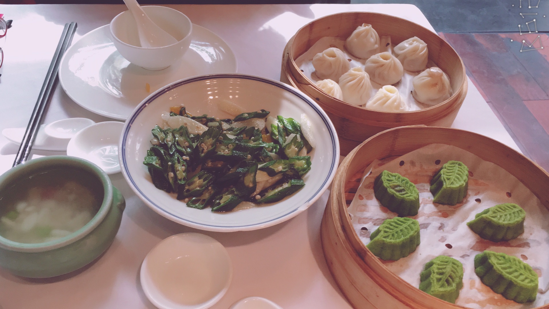 吃完饭我们走到了清河坊历史街区,路边有各种各样小吃和特产(可以