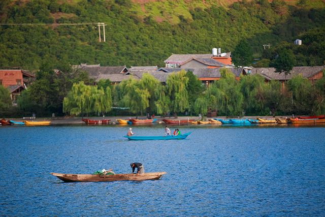 泸沽湖拍婚纱照_泸沽湖水性杨花图片(2)