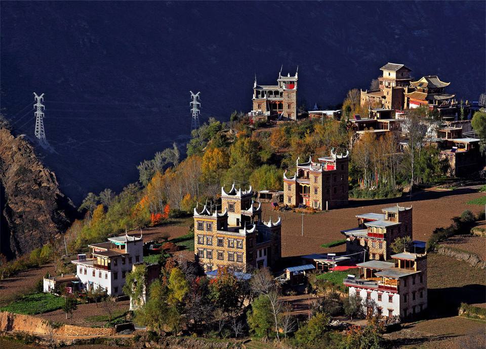 这里被誉为女儿国,里面住着在亚青寺的女性修行者.