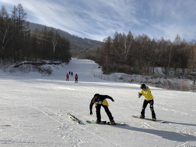怎么滑雪视频 wKgBEFpJENGAUqu2AAzOKWzrL4490.jpeg?imageView2%2F2%2Fw%2F680%2Fq%2F90%7CimageMogr2%2Fstrip%2Fquality%2F90