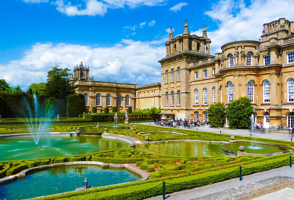 英国 伦敦比斯特购物村 牛津 丘吉尔庄园一日游(伦敦往返/中文导游)