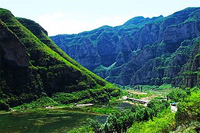 早餐後遊覽野三坡清泉山風景區,景區