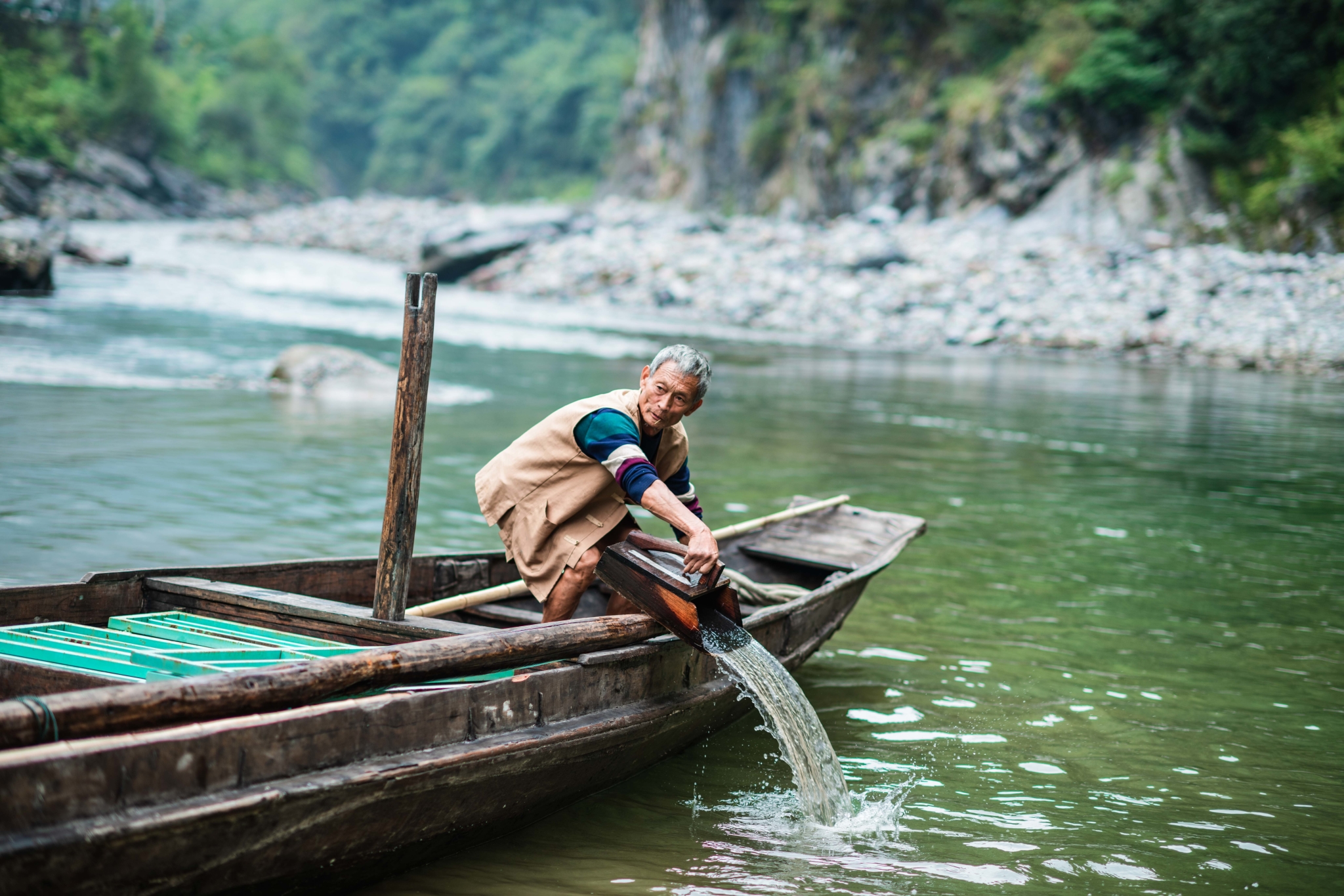 现在的纤夫已成为一种职业,为顺应现代文明的发展,裸体纤夫
