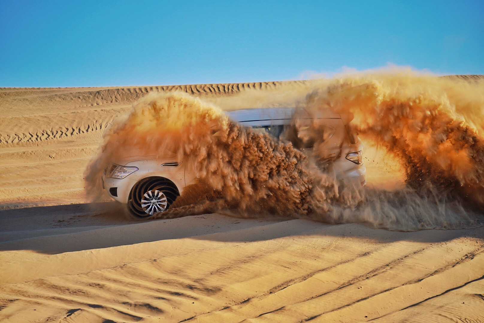 在冲沙司机的带领下,闯入红沙腹地,加速冲顶,失重下坠,滑行飘移看
