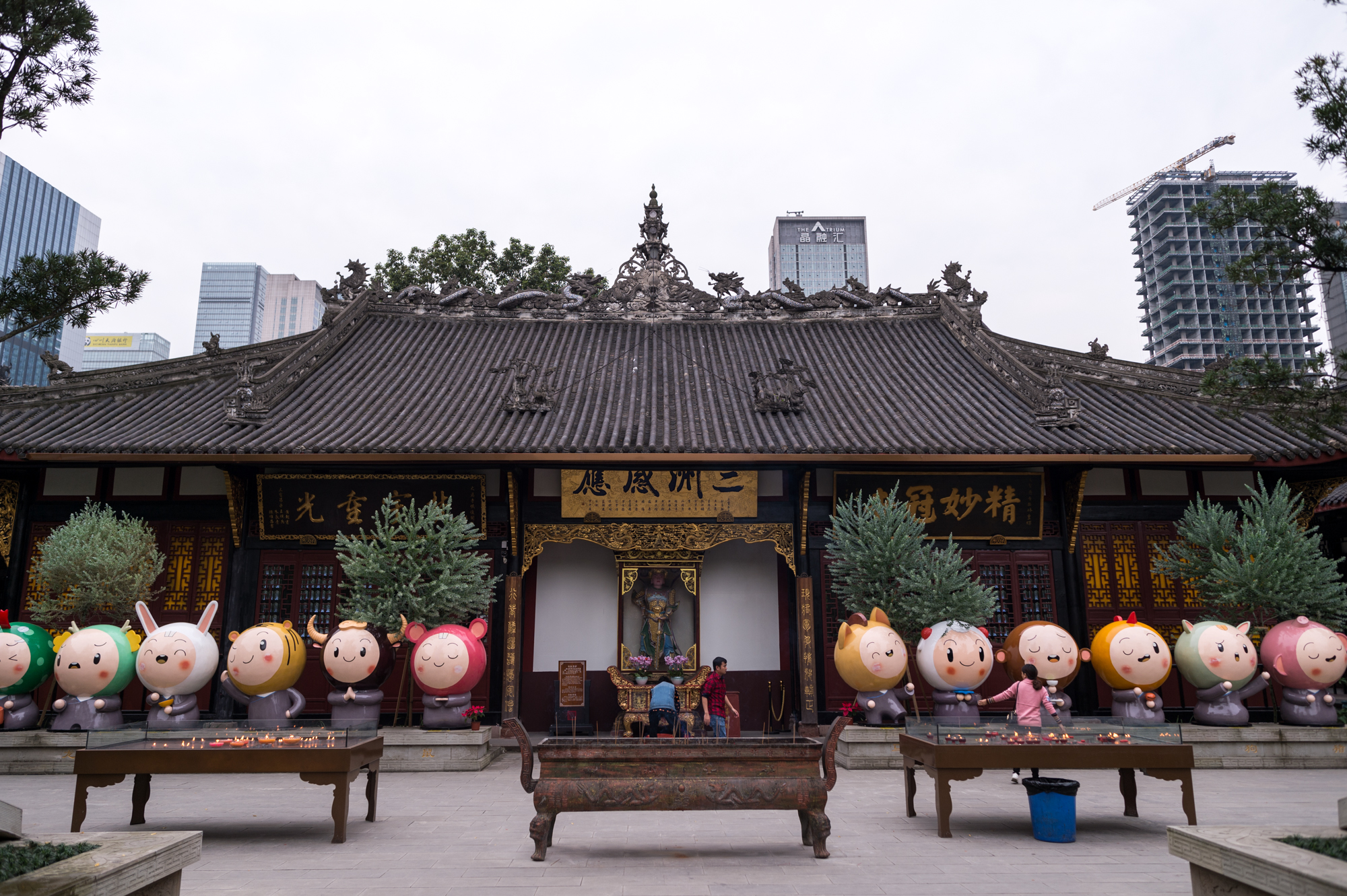 除了刚才说的一宝,大慈寺还有两宝,那就是大慈寺殿堂内的字画与佛像
