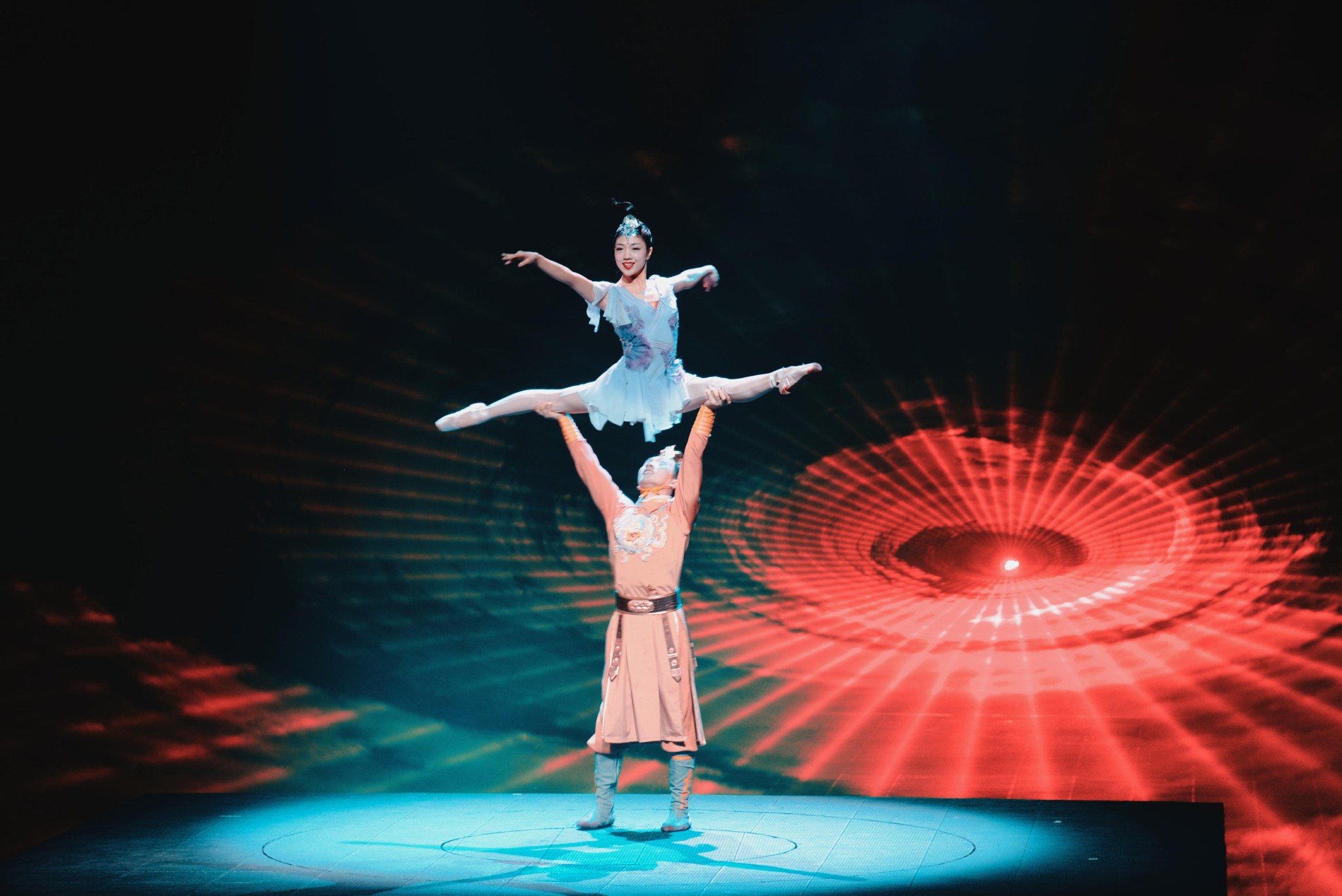 随着舞美和背景音乐的铺垫,一个个惊险高难的艺术动作展现在舞台前