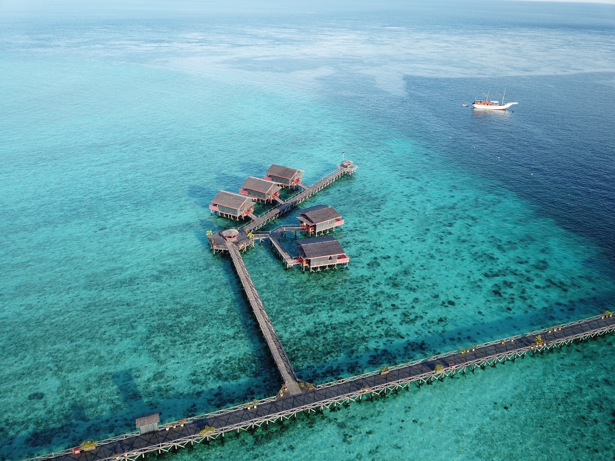 请问下诗巴丹水屋的住宿条件怎么样?是在哪个岛屿上呢?