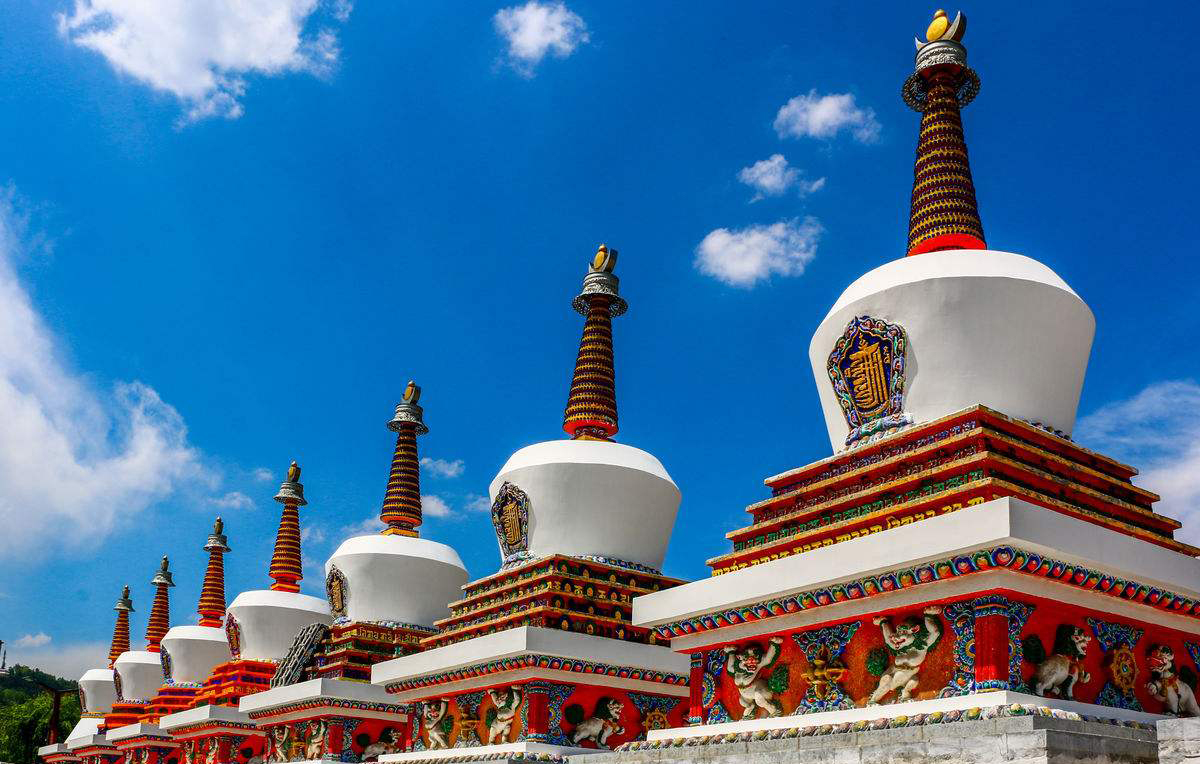 塔尔寺经济总量和游客接待量_塔尔寺图片