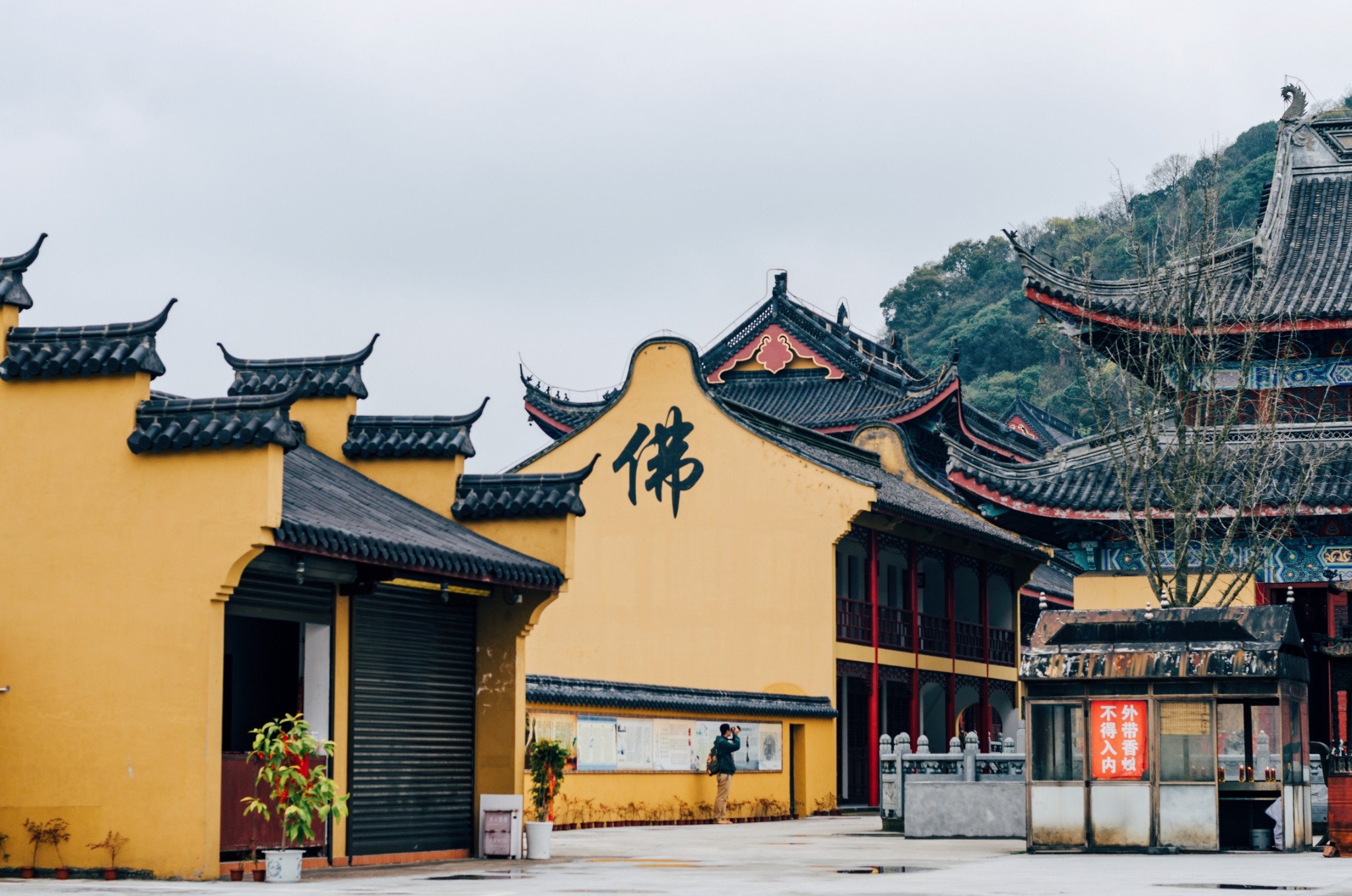 现在的这个观音寺是后来新建的,原来的观音寺是位于小尖山.