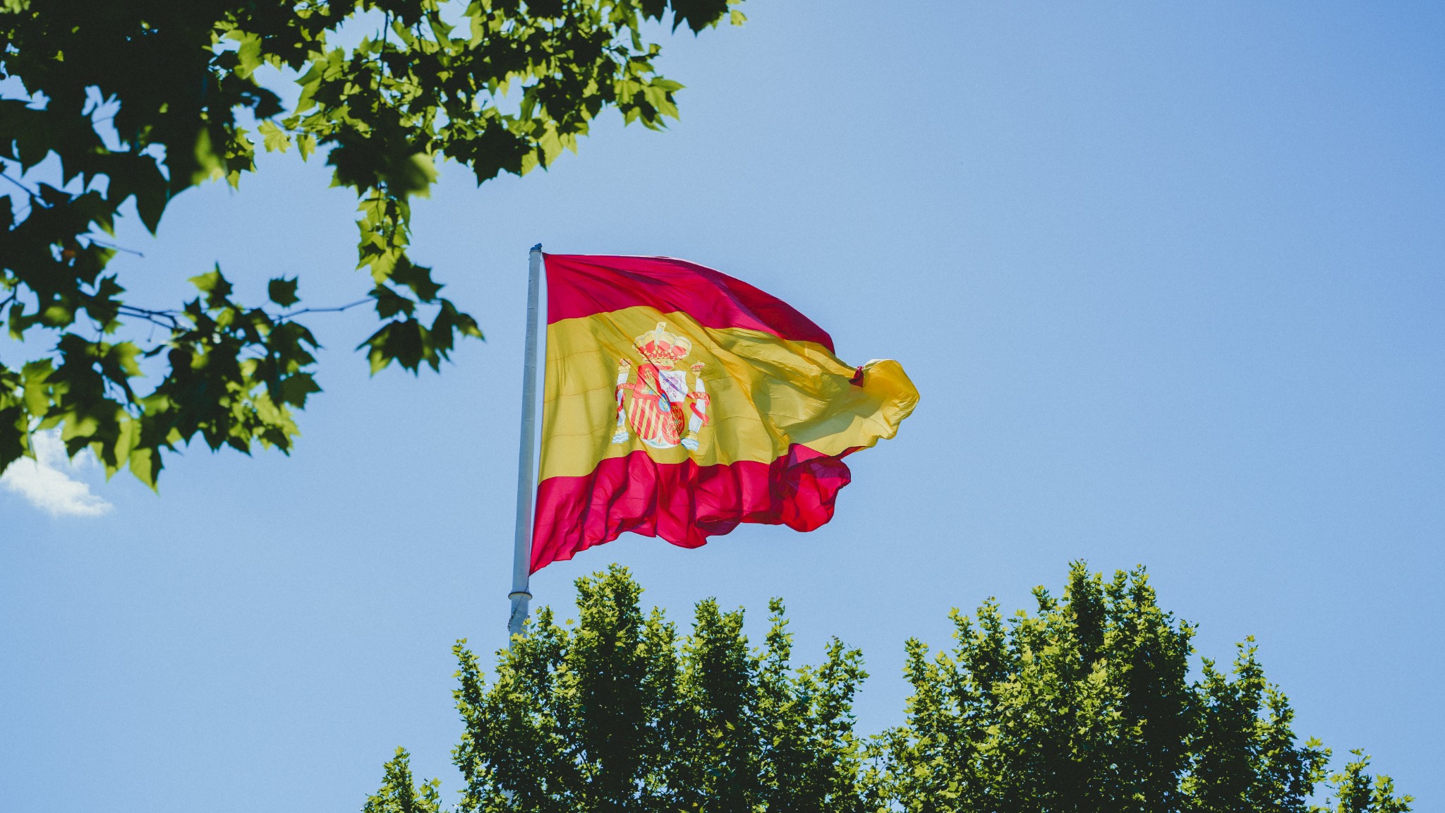 组成了马德里现在的样子哥伦布广场:巨型国旗飘扬退税率是按照这样