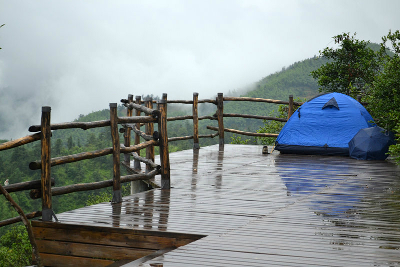 這次是真正的把一個人拋在野外餐風露宿,還下雨.