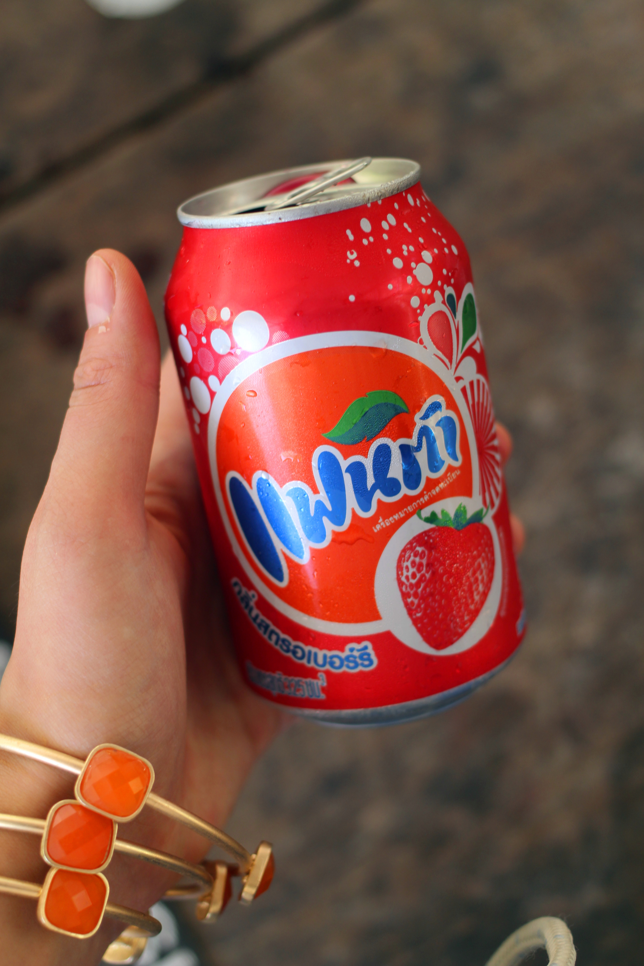 喝到了草莓味的芬达 好喝哈哈 国内 没喝到过 原谅我屌丝