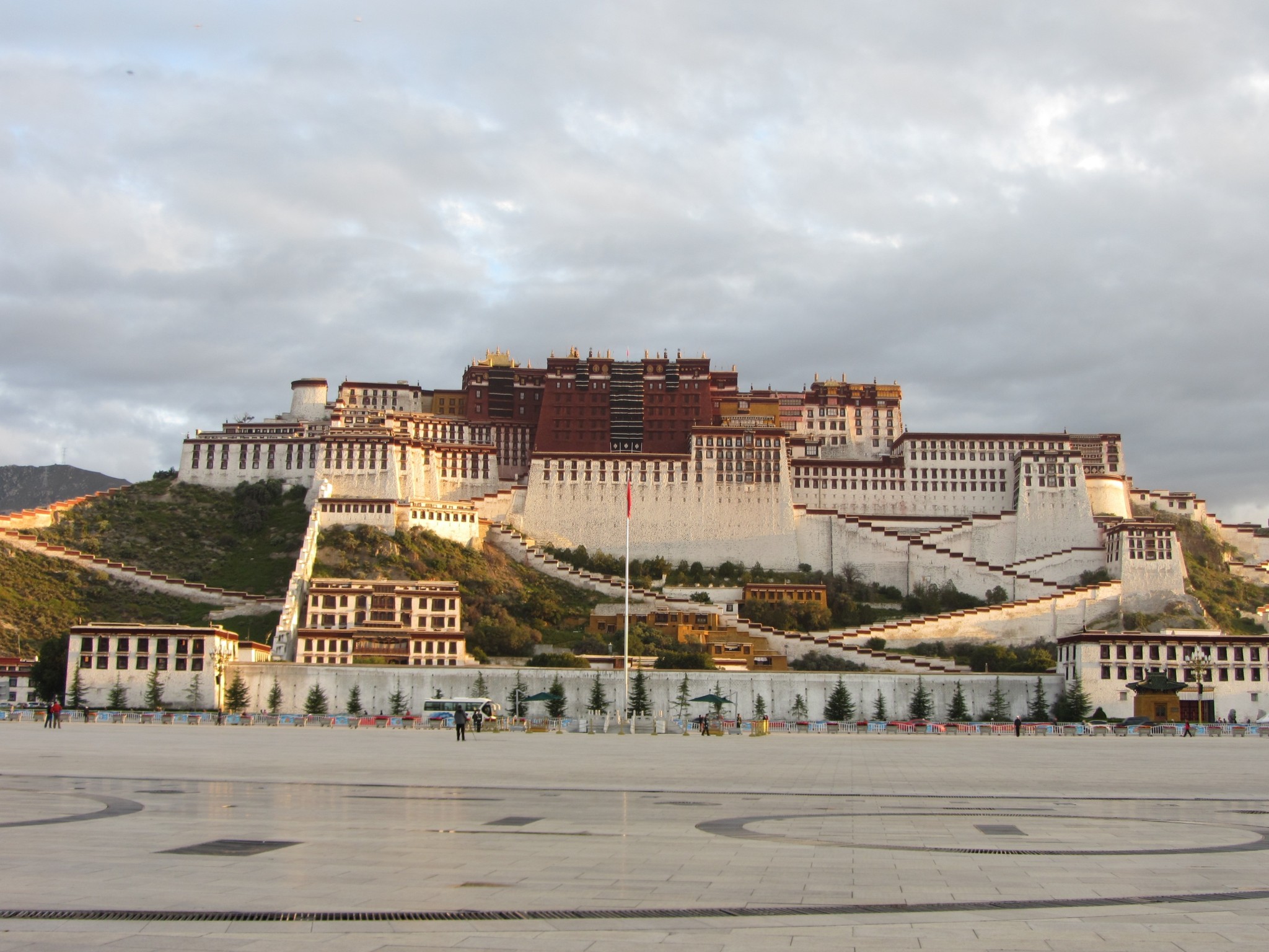 (拍摄时间2013年9月9日7:51)布达拉宫位于拉萨市的中心,古城西北约2