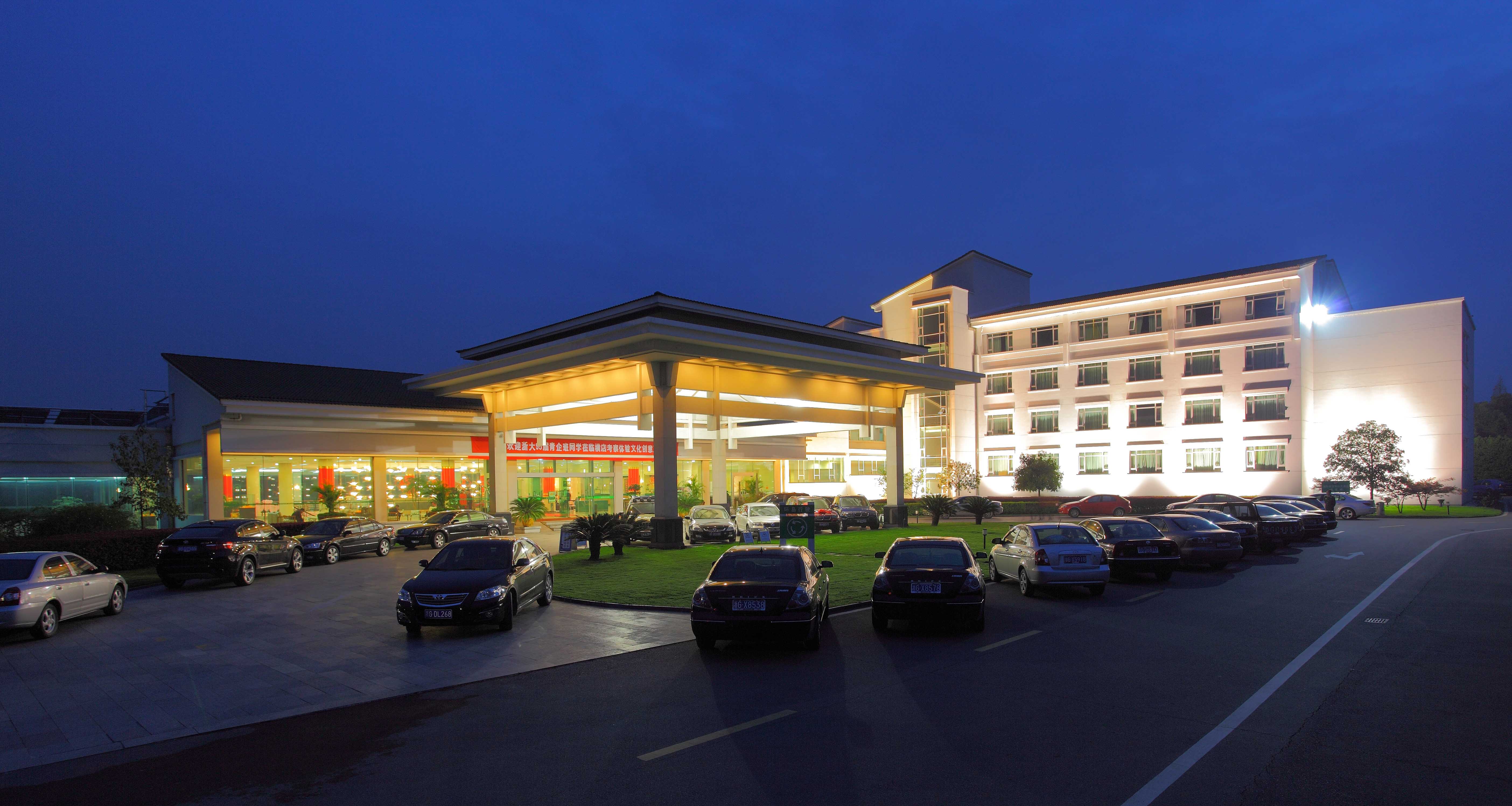 "由于横店当地没有好的酒店,所以这家也算还过得去,酒店设施也就4星