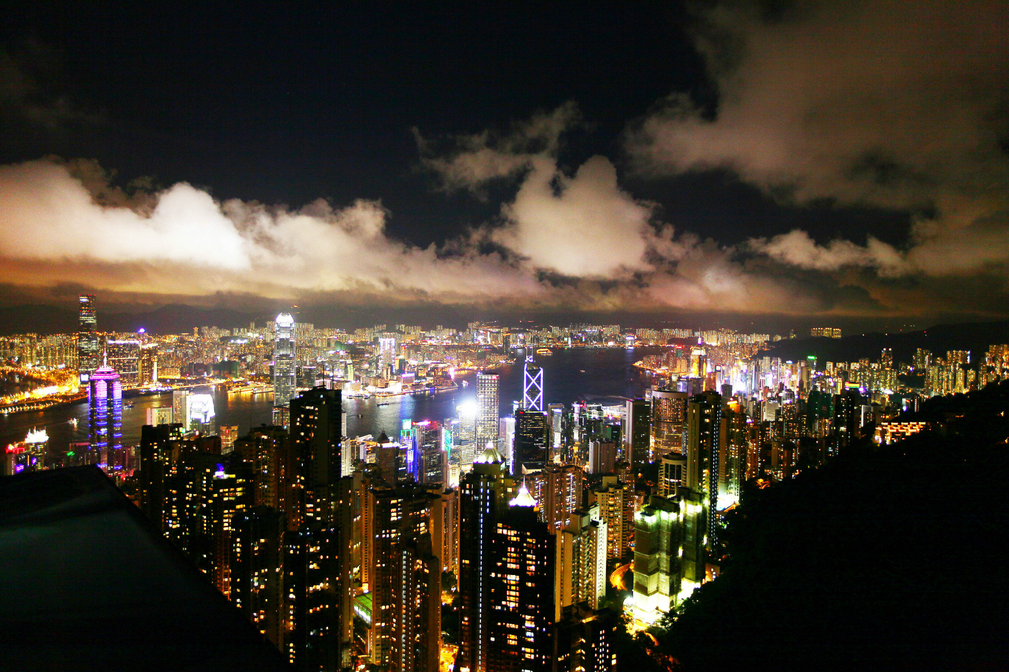 香港岛,从西边摩星岭,到东边石澳,最后上了山顶,全程乘坐巴士,游了一