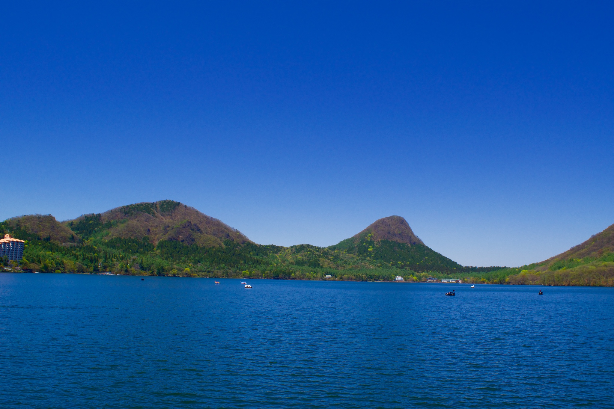 站外再乘公交车上山先到榛名神社,之后又再乘公交继续上山到榛名湖
