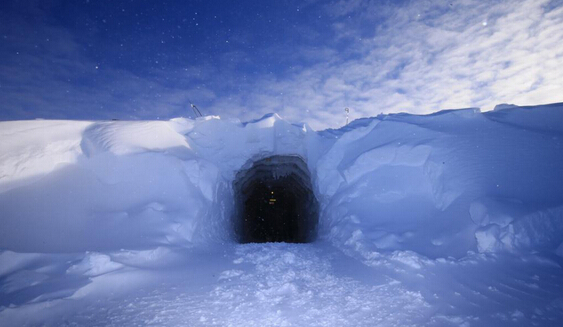 冰岛开放世界最深人造冰穴,游客可直入冰川底部