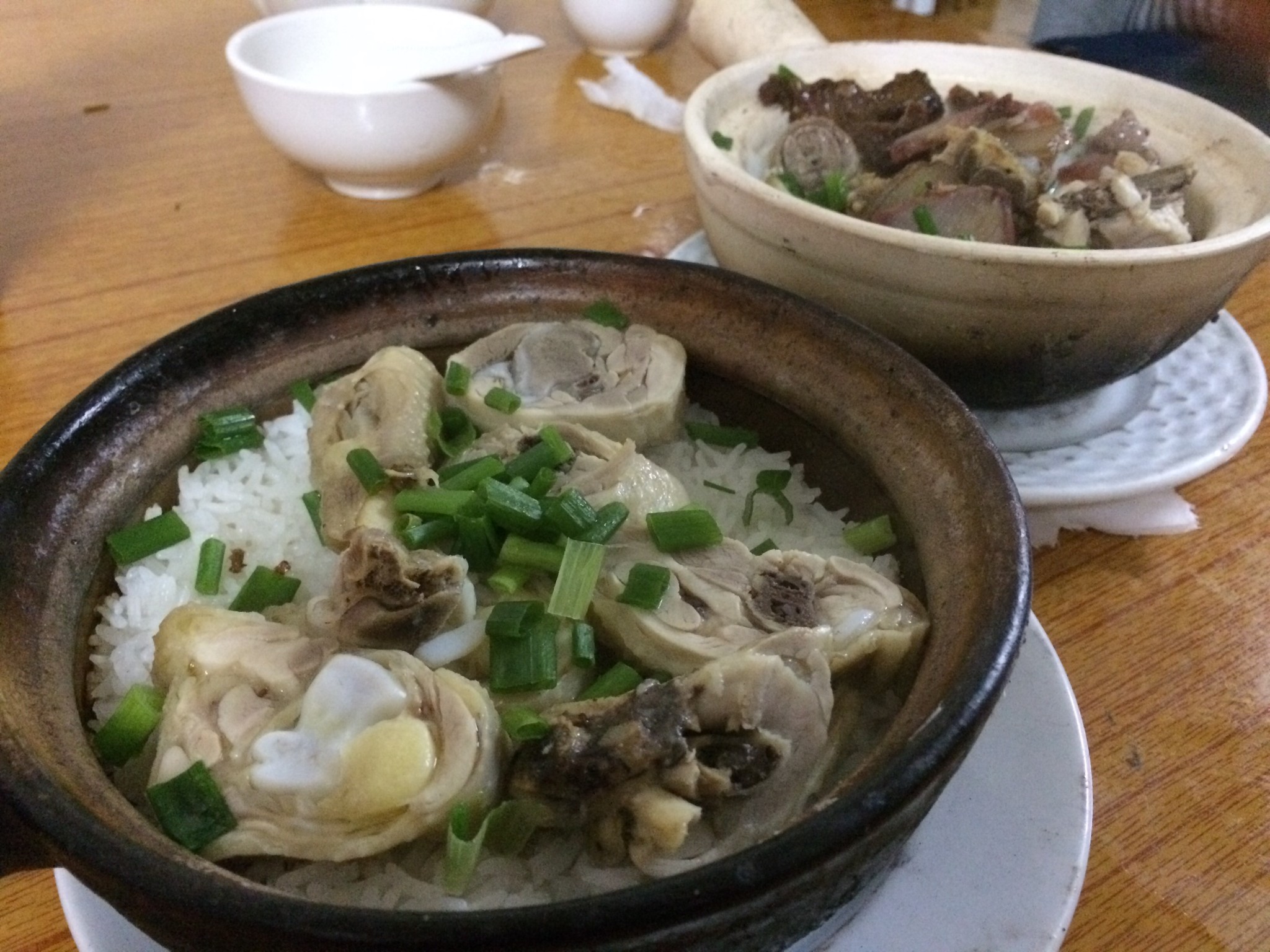 牛屎巷甜梦园对面的煲仔饭,咸鸡腿饭15,杂锦15. http://www.