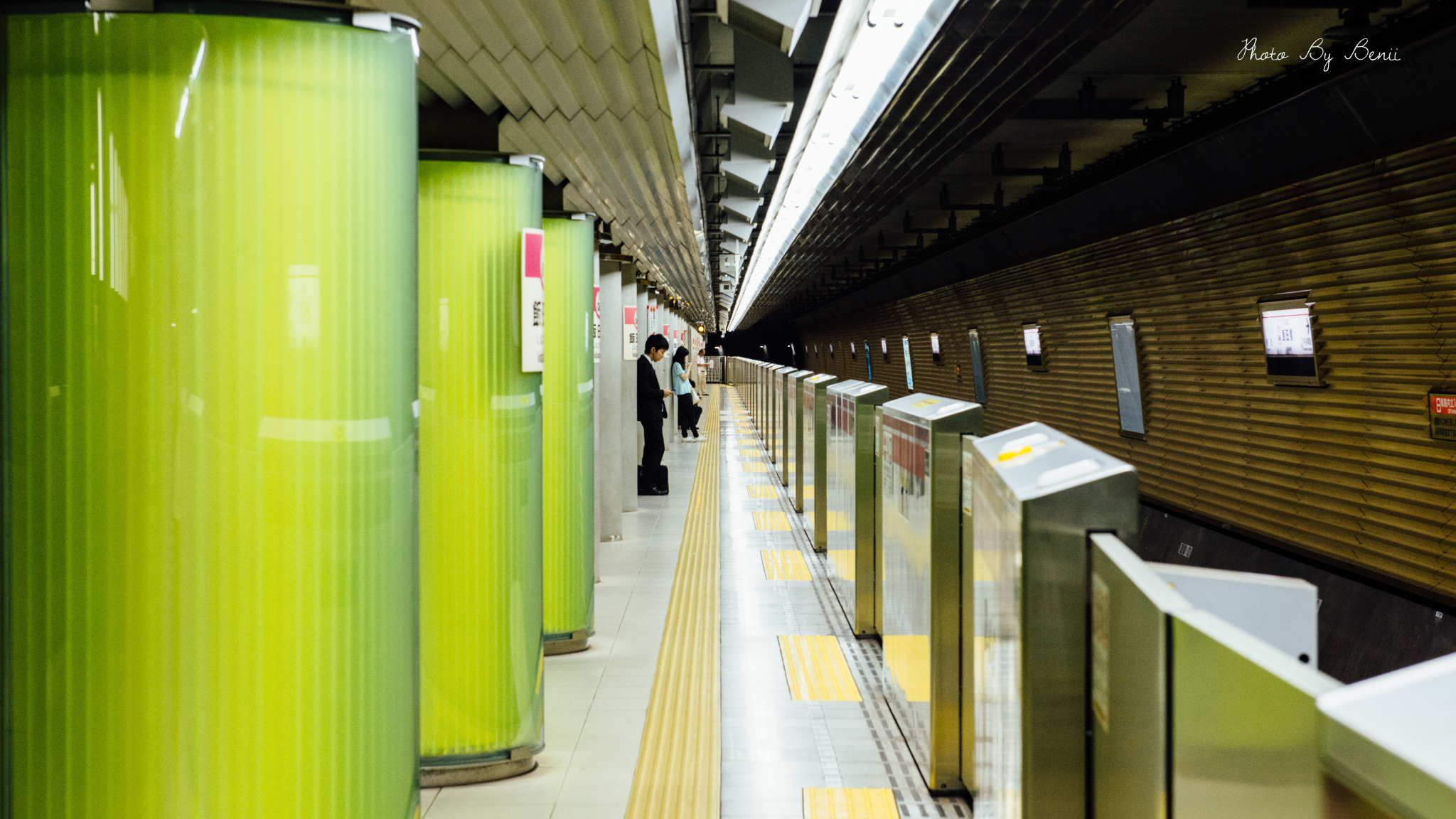 ▼<迷失东京>涩谷地铁站,夸张的浮雕告诉我们,这里是个充满想象