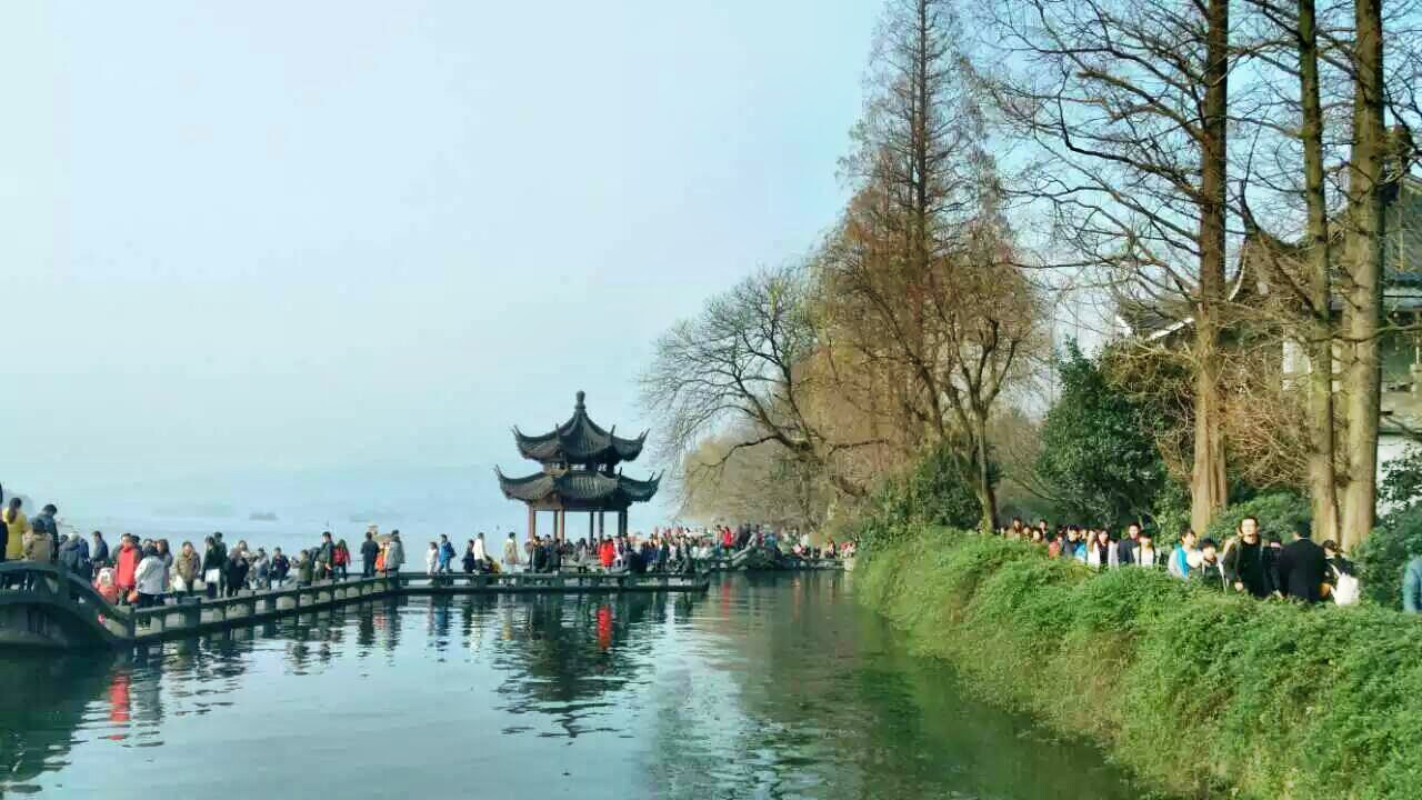 以一山,二塔,三岛,三堤,五湖为基本格局,著名的西.